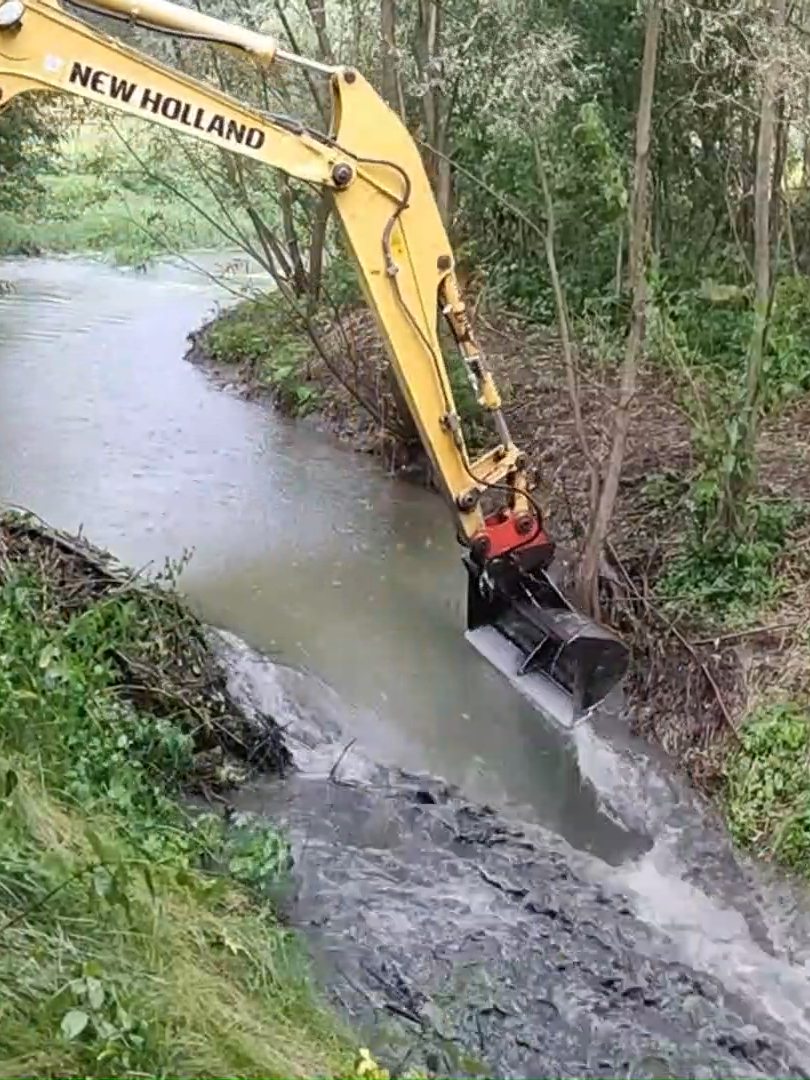 Escavadeira Limpando o Lago #escavadeirahidraulica #lago #limpando #maquinaspesadas