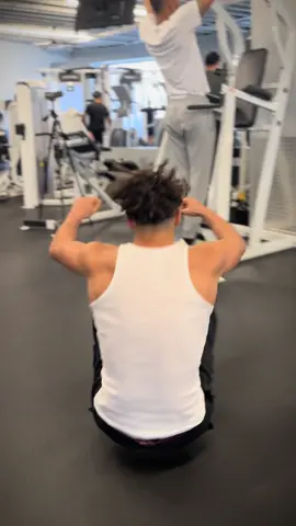 Can He Do More Pull-ups To Win $1,000💪🏽⁉️ @buckedup code: “Adam” #challenge #pullup #money #mrbeast #gym #winmoney #viral #trend #lift #win #fitnesschallenge #girl #gymcrush #rizz #gymbro #adamthedunker @Coachify 