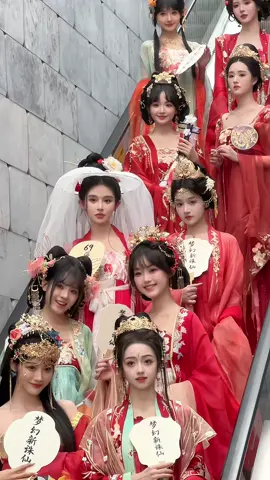 The red dress princesses have arrived in Luoyang. Who can endure this challenge?#hanfu #hanfu汉服 #hanfugirl #hanfustyle #beautiful #girls #Luoyang 