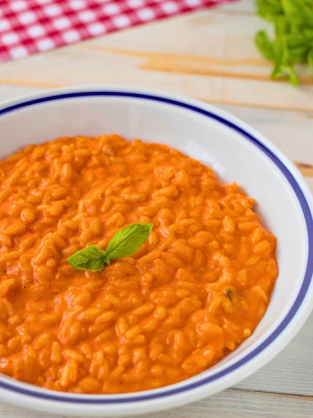 RISOTTO FILANTE ALLA PIZZAIOLA Una variante ricca e saporita del risotto al pomodoro, perfetta come primo piatto di tutti i giorni. INGREDIENTI PER IL BRODO VEGETALE 1,5 lt di acqua 1 cipolla 1 carota 2 coste di sedano mezzo cucchiaio di sale PER LA SALSA DI POMODORO 1 spicchio d'aglio olio extravergine d'oliva 300 gr di passata di pomodoro sale q.b. basilico fresco q.b. PER IL RISOTTO 400 gr di riso Mezzo bicchiere di vino bianco 200 gr di mozzarella a cubetti 40 gr di parmigiano grattugiato risottoallapizzaiola #risottofilante #risotto #ricetta #ricettafacile #fattoincasadabenedetta #benedettarossi #fattoincasapervoi