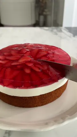 עוגת תותים וג׳לי🍰🍓 3 ביצים 2/3 כוס סוכר = 130 גרם חצי כוס שמן = 100 גרם  כוס קמח = 140 גרם כפית וחצי אבקת אפייה = 5 גרם חצי כוס מיץ תפוזים = 120 גרם 2 כפות פודינג וניל = 20 גרם לסירופ- 2 כפות סוכר 1/4 כוס מים חמים לקרם: 250 מ״ל שמנת להקצפה 38% חצי כוס חלב = 120 גרם 4 כפות פודינג וניל = 40 גרם 1/3 כוס סוכר = 66 גרם לשכבת התותים: חבילת תותים חבילת ג׳לי תות אופן ההכנה: נתחיל בלהפריד ביצים לחלבון וחלמון, בקערת המיקסר נניח חלבונים ונתחיל להקציף, נוסיף את הסוכר בהדרגה ונקציף מספר דקות עד קבלת קצף ייציב. נוסיף חלמונים ושמן ונערבב עם מטרפה, נוסיף מיץ תפוזים, קמח, אבקת אפייה ופודינג ונערבב יחד עד קבלת מסה חלקה. נעביר את בלילה לתבנית אפייה עגולה קוטר 22 ונכניס לתנור שחומם מראש 180 מעלות כ30 דקות,  מוציאים מאפייה ונותנים לעוגה להצטנן לגמרי נכין את הסירופ להברשה- נמיס סוכר עם מים חמים ונערבב יחד, ונבריש את העוגה מעט בסירופ. נעבור לקרם-  בקערת המיקסר נניח שמנת להקצפה, חלב וסוכר ונפעיל על מהירות בינונית עד קבלת קרם חלק, נוסיף פודינג ונפעיל שוב עד קבלת קרם ייציב, נעביר את הקרם לתבנית העוגה וניישר עם פלטה,  (ניתן לבנות את העוגה ברינג כמו בסרטון) נכניס את העוגה למקרר ל25 דקות. בינתים נשטוף את התותים טוב ונפרוס אותם לאורך, נוציא את העוגה מקירור ונסדר את התותים יפה אחד ליד השני. נכין ג׳לי תות לפי ההוראות וניצוק בזרם דק בעדינות מעל שכבת התותים בלי שהתותים יזוזו. נכניס את העוגה למקרר לשעתיים וזה הכל ניתן להגיש תהנו❤️ #CapCut 