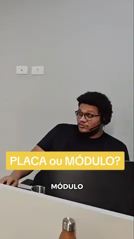 Apesar de popularmente ser chamado de placa, o termo técnico MODULO FOTOVOLTAICO é descrito na NBR 16690. E vocês, ainda chamam de placa? Marca o @ que sempre fala errado por aí! 👀😂 #meme #humor #viral #energiasolar #energia #tecnologia 