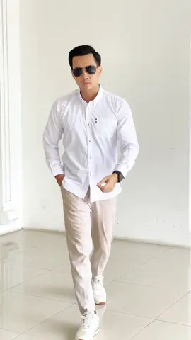 Kemeja putih buat para cowo soft boy nih langsung gas checkout 🔥 #RamadanEkstraSeru #belilokal #kemejapria #kemejaslimfit 