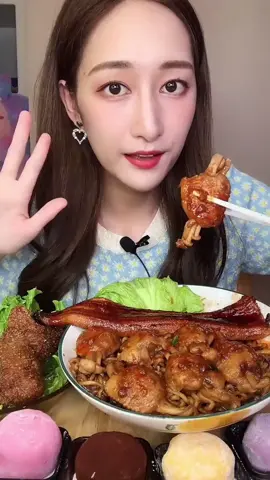Sauce-filled eel fried noodles, chicken wings #fyp #mukbang #asmr #tiktokfood #foryou 