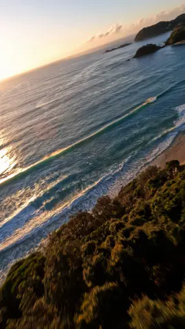 🚁🎮 @cliffordwakeman flying his FPV drone at the ocean! 📺 Follow @blacksheepfpv for more videos! #FPV #drone #ocean #quadcopter #flying #fpvdrone #sunset