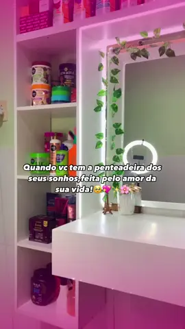 Meu sonho de menina sempre foi ter uma penteadeira,cheinha de cremes ,e Deus realizou esse sonho,obrigada pai por ser tão incrível e me dar muito mais do que mereço!🥹💖 Pra ser ainda mais especial ele me deu um esposo inteligente,que tudo que se dedica em fazer ,consegue! @itamar2368  obrigada meu lindo ,obrigada por apoiar meus sonhos,vc é um homem incrível eu te amo!💖 . . . #sonhos##penteadeiradossonhos #marido#deusebom#ondejesusmora #cabelocacheado#cachos#videotiktok#inspiracaovideo#novalinhaelseve#tonicopoderoso 
