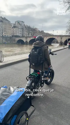 « Ça réchauffe le coeur, ça nous aide. » À Paris, Manu cuisine des repas pour les sans-abri, puis les distribue à vélo dans les rues de la capitale. Zoom sur cette initiative positive !