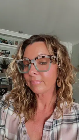 Super cute reading classes #fashionover40 #fashionover50 #women #womenover40 #womenover50 #readinglist #read #glasses #momsover40 #momsover50 #books #bookworm 
