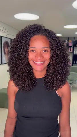 Sem palavras pra esse resultado de corte!😍👏🤭 Ajustou as pontas que estavam desalinhadas trazendo forma e com camadas trouxe movimento para esse cabelo, fala sério! Um arraso não acham?🥰✨ Deixe nos comentários o que achou!👇🏼❤️ .. . . . . . . . . . . . #cachospoderosos #cachos #cachosperfeitos #curl #curlyhair #curls #curly 