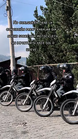 Mujer y Hombres con la fuerza del coraozn #policia #ecuador🇪🇨 #gom #motos #otm #trabajo 