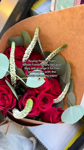 There’s soemthing about that brown paper that I cannot explain 😮‍💨🥀♥️ #fyp #trending #flowers #roses #wholefoods #bouquet #BlackTikTok #nyctiktok #solodateideas 