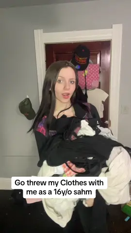 Go threw my clothes with me as a 16y/o sahm#teenmom #sahmlife #fypシ #xyzabc #clothes #getridofit #trending #keep #throwaway #cleanout #CleanTok #cleaningtiktok #clothes 