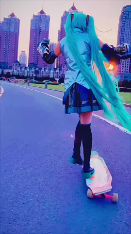 Miku >\\< #miku #hatsunemiku #douyin抖音 #douyin #animeedit #fypシ゚viral #cosplay 