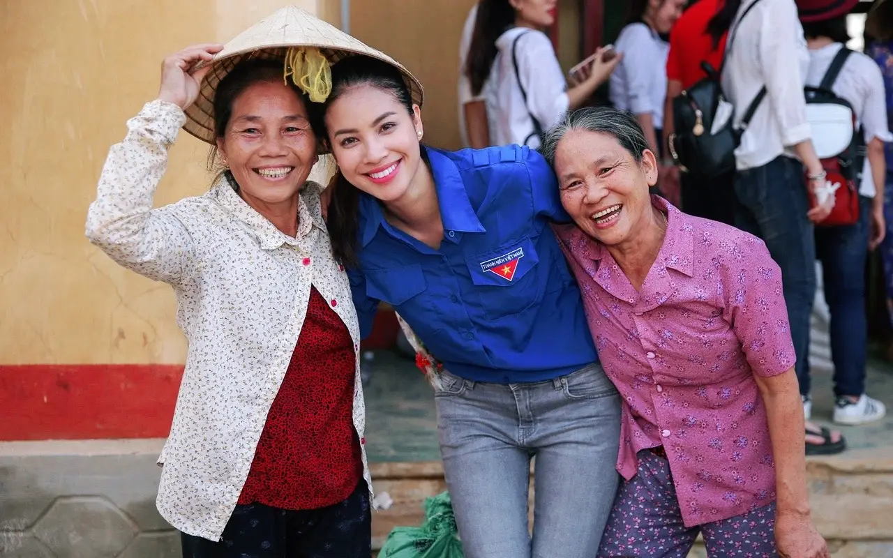 Sau đăng quang hoa hậu hoàn vũ VN, Hoa hậu Phạm Hương dành rất nhiều thời gian cho các chuyến thiện nguyện. Hương chưa bao giờ kêu gọi quyên góp từ thiện, mà chỉ tham gia những hoạt động minh bạch, ngoài đi cùng tổ chức HHHV Unicorp, Phạm Hương còn cùng Đoàn Thanh niên Cộng sản Hồ Chí Minh đến những nơi vùng sâu vùng xa, gửi nhu yếu phẩm đến bà con nghèo. Với tính cách lễ phép, thân thiện, Phạm Hương được rất nhiều bà con quý mến ❤️ #hoahau #hoahauhoanvuvietnam #phamhuong #huongpham #missuniverse 