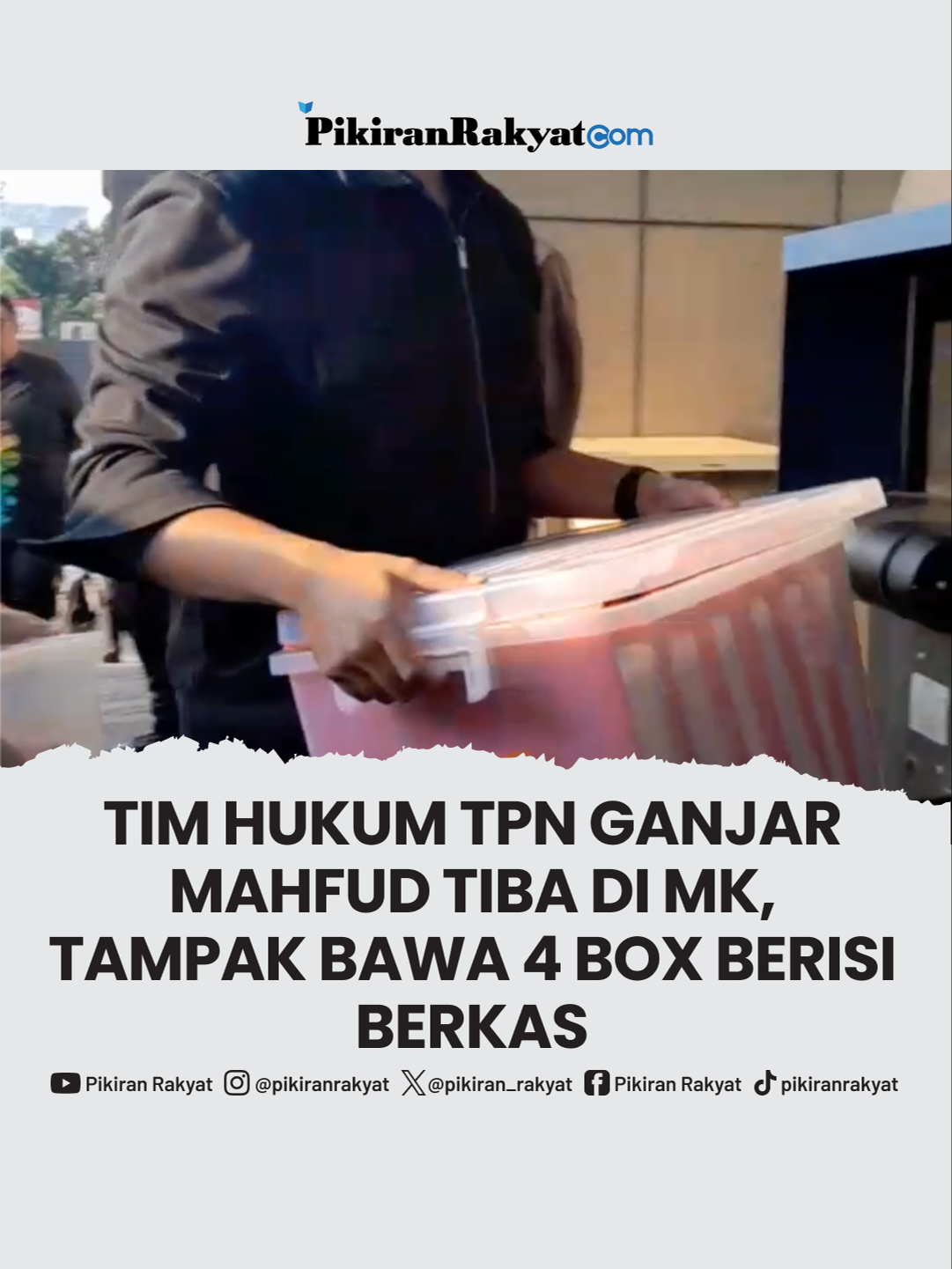 Tim Hukum TPN Ganjar Pranowo-Mahfud MD tiba di Mahkamah Konstitusi (MK), Sabtu sore, 23 Maret 2024. Kehadiran mereka di MK terkait pendaftaran gugatan hasil Pilpres 2024. Deputi Tim Hukum TPN Todung Mulya Lubis tiba sekira pukul 16.50 WIB ditemani sejumlah nama lain di antaranya Ronny Salampessy, Henry Yosodiningrat, Maqdir Ismail.  Sekretaris Jenderal (Sekjen) PDI Perjuangan Hasto Kristiyanto dan Ketua TPN Ganjar-Mahfud Arsjad Rasjid juga turut hadir di MK. Tampak pula Politisi PDI Perjuangan Masinton Pasaribu, Adian Napitupulu, Djarot Saiful Hidayat. Tim hukum Ganjar-Mahfud terlihat membawa empat dry box berisi tumpukan berkas dari dalam mobil untuk kemudian dibawa ke dalam ruang berkas. Boy Darmawan/PRMN #TPN  #GanjarMahfud  #MK  #PRMN