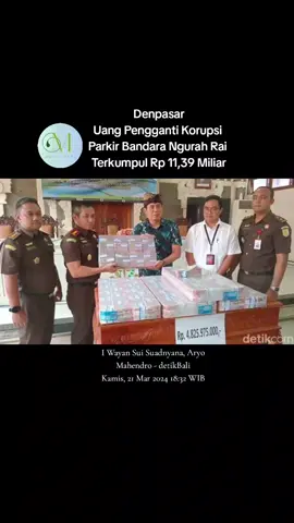 Foto: Kajari Denpasar Agus Setiadi menyerahkan uang hasil lelang aset sitaan kasus korupsi duit parkir, Kamis (21/2/2024) (Aryo Mahendro/detikBali) Denpasar - Uang pengganti atas kasus korupsi duit parkir Bandara I Gusti Ngurah Rai yang menjerat Chris Sridana sudah terkumpul Rp 11,39 miliar. Belasan miliar uang pengganti korupsi itu didapat dari lelang tanah di Denpasar dan Canggu. 