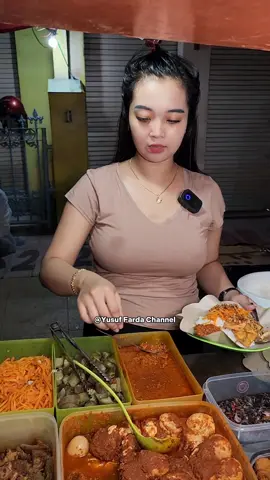NASI PECEL MBAK DEWI APP KULINER MALAM DI KOTA GRESIK@dewii.app  #nasipecel #peceldewiapp #pejualcantik #kulinersurabaya #fypシ゚viral #fyp #yusuffardachannel #kulinerviral #kulinertiktok #kulinergresik #penjualviral #dewiapp