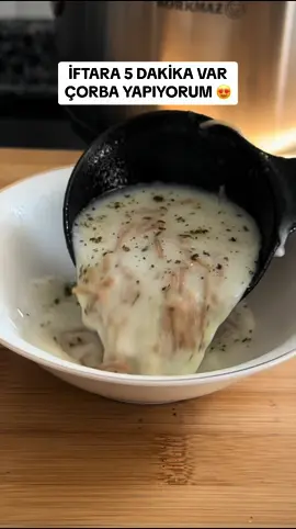 5 DAKİKADA HAZIR KOLAY ŞEHRİYELİ TERBİYELİ 😅 Çorba 🫠  Piştiği anda servis edip gösterdim kıvamı sulu görünüyor ancak şehriyeler bekledikçe kıvamı mutlaka koyulaşır☺️ O yüzden tarife uyun lütfen yoksa çorba değil pilav yersiniz 😢  ✅kavrulmuş şehriyeli yayla çorbası Gerekli malzeme listesi; 1 çay bardağı+1 yemek kaşığı tel şehriye 1,5-2 su bardağı yoğurt 1 adet yumurta sarısı 1 yemek kaşığı tereyağı 1-1,5 litre su Tuz Üzeri için: 1 dolu kaşık tereyağı 2 çay kaşığı Kuru nane #tiktokmutfağı #nepişirsem