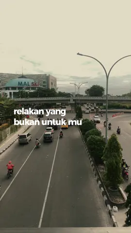 jatuh cinta ga bisa sendiri, kita juga ga bisa maksa orang untuk tetap stay hanya karena kita sangat menyayanginya #fyp #liriklagu #sad #galaubrutal #trend #viral #teramini #gheaindrawari 