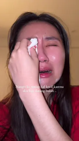 Setiap bulan pasti begini😭 1 menit happy, 1 menit sedih, 1 menit nangis, 1 menit loncat-loncat. Aneh banget deh pokoknya. Tapi pasti selalu mellow dan cengeng banget kalau lagi datang bulan. Siapa yang kayak gini juga?🙈