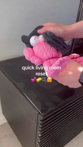 Quick living refresh and reset. My house smells sooo good 🤩 #CleanTok #cleaningtiktok #livingroom #resetwithme #resetroutine #foryourpage #foryou @KAWS 