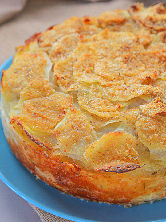 TORTA MILLEFOGLIE DI PATATE Una ricetta facile e veloce con cui possiamo portare in tavola uno dei dolci più amati della pasticceria. INGREDIENTI 800 g di patate crude già pulite 150 g di pangrattato 2 cucchiai di Pecorino o altro formaggio a piacere rosmarino secco q.b. peperoncino in polvere facoltativo sale e olio q.b. 300 g di provola a fette PROCEDIMENTO Puliamo le patate e tagliamole a fette sottilissime con una mandolina. Le mettiamo in una ciotola piena d'acqua fredda e lasciamo riposare per 10 minuti circa. In questo modo perderanno un po' di amido, non diventeranno scure e dopo la cottura saranno belle croccanti. In una ciotola prepariamo il pan grattato e lo mescoliamo con rosmarino secco e il pecorino. Consiglio di aggiungere anche un po' di peperoncino in polvere, ma questo passaggio è facoltativo. Prepariamo una tortiera rotonda apribile da 24 cm di diametro e ungiamo il fondo e le pareti con olio di oliva. Distribuiamo il mix di pan grattato sul fondo. Scoliamo le patate a fette e iniziamo a distribuirle una per una sul fondo per formare il primo strato. Saliamo e aggiungiamo uno strato di mix di pan grattato, olio di oliva e qualche fetta di provola. Formiamo un secondo strato di patate e procediamo così fino ad usare tutti gli ingredienti. Inforniamo a 180° per 50 minuti circa. Al termine la sfogliata di patate sarà croccante in superficie. Lasciamo intiepidire qualche minuto e apriamo la tortiera. Tagliamo a fette la millefoglie di patate e serviamo calda. Provatela anche voi! 😉 #ricettafacile #recipe #fattoincasa #benedettarossi #fattoincasadabenedetta #fattoincasapervoi