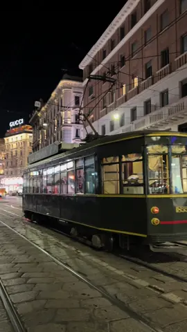 Sapevate che a Milano si puo mangiare su un tram? Si chiama ATMosfera ed è una storica vettura con 24 posti a sedere oltre alla cucina e al bagno. Parte da piazza Castello e passa da Teatro alla Scala e Galleria Vittorio Emanuele, Porta Nuova, Bosco verticale, Arco della Pace, Duomo, Darsena, Santa Maria delle Grazie e ritorna in Piazza Castello.  #milano #tram #atmosfera #atm #cena #cenaintram #visitmilano #milanodavedere #milanodascoprire #milanoamore 