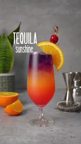 TEQUILA SUNSHINE Today we prepare a version of the popular Tequila Sunrise, a classic cocktail that dates back to the 1930s. It was first created in Arizona by a bartender named Gene Sulit, who wanted to create a refreshing drink that captured the essence of a beautiful sunrise☀️ The cocktail gained popularity in the 1970s, thanks to the rock band The Eagles, who mentioned the drink in their hit song 'Tequila Sunrise'. This cocktail is perfect for those who enjoy fruity and refreshing drinks with a hint of tequila, however, we have added the exotic flavour of Butterfly Pea Tea to this appealing drink, giving the cocktail a deeper, more floral flavour and an even more attractive colour🌅 Ready for your guests with this eye-catching and delicious Tequila sunshine? Here we go! 💫 60 ml Tequila Herradura silver 15 ml Grenadine 120 ml Fresh Orange Juice 35 ml Butterfly Pea Tea Garnish: Orange slice and Maraschino Cherry  👉 Gently pour the ingredients into a glass with plenty of ice to create a beautiful and striking visual effect as shown in the video👌. 🥂 Enjoy!!🥂 #cocktail #cocktails #drinks #drinkstok #tequila #drinkporn #drinkup #bartender #barman #bar #orange #juicy #drinkrecipe #sunrise #mixology #trago 
