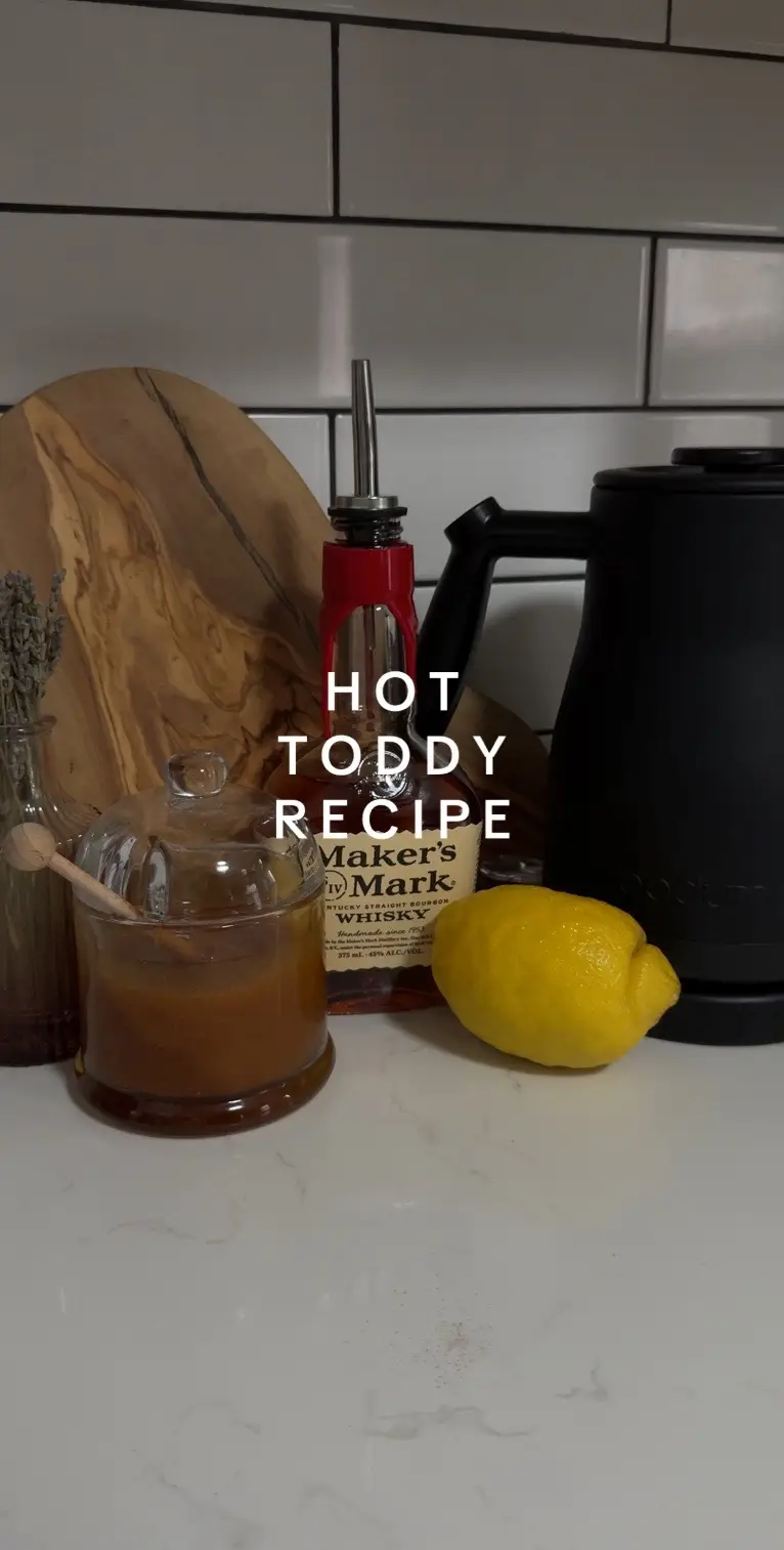 ✨video coming soon✨ recipe: -boil 1/2 to 1 cup water -2oz whiskey or bourbon  -1 to 2 tsp honey  -2 to 3 tsp lemon juice  -dash of cinnamon  *optional garnish: dehydrated lemon wheel OR cinnamon stick  #hottoddyseason #hottoddyrecipe #hottoddy #warmcocktails #sickremedies #rainyday #rainweekend #cozydays #cocktailrecipee #athomebartender #athomebar 