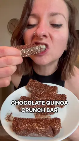 CHOCOLATE QUINOA CRUNCH BARS 🔥 Vegan, Fat Free & Low Calorie Density!! Get my Sweet Treat ebook for maximum weight loss 🔗 in my bio! I have been seeing these babies all over insta, but they are always made with melted chocolate chips, which are mega high calorie density. So this is my healthy weight loss take on a classic - and I think they are better than the original 👌 Ingredients  1 cup quinoa 4 ripe spotty bananas 2 tbsp cacao powder  1 tsp vanilla 1/2 tsp white miso 1. Toast a cup of quinoa till it starts to pop, become golden and fragrant  2. Blended the bananas, cacao, vanilla and miso to make your choc sauce! My go to healthy choc dip btw 3. Mix the quinoa and choc sauce, pop into a lined pan and freeze for at least 2 hours. Slice and enjoy! Save and share with family and friends ❤️ If you want some more delicious vegan sweet treat recipes that I ate to lose 60lbs, then check out my Vegan Oil Free Valentine’s Day Sweet Treat ebook and my 7 Day Weight Loss Meal Plans ✨ link in my bio! . #veganweightloss #starchsolution #healthyweightloss #weightlossjourney 