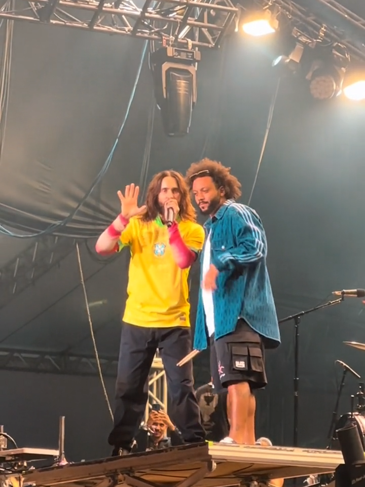 #PALCO🎤 Brasil é Hexacampeão com esse showzaço do @thirtysecondstomars com o @marcelotwelve 🇧🇷🏆 Que golaaaaço, @jaredleto 🚀 #LollaBRNoGloboplay #LollaBR