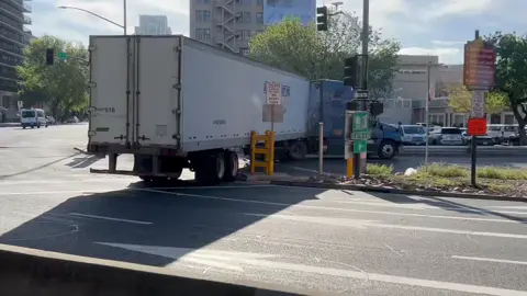 A big rig gets stuck in Downtown Sacramento after the driver was trying to make a turn 😅🤦🏻‍♂️ #916 #916now #sacramento #sac #viral #truckylife #bigrig #sacramentoca 