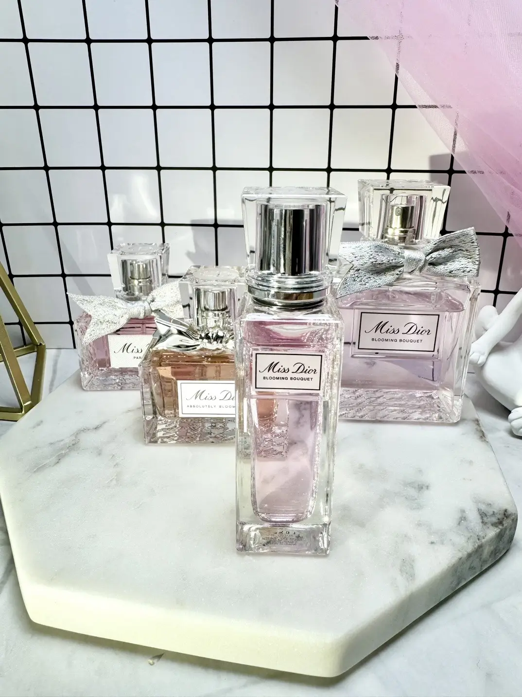 . …………………………….𝕄𝕀𝕊𝕊 𝔻𝕀𝕆ℝ….……………….. No review today, just my lovely collection of Miss Dior. Write in the comments which Miss Dior fragrance is your favorite or which perfume you like at the moment. Have a great weekend y’all! 💗 . @diorbeauty @sephora #dior #missdior #bloomingbouquet #diorbeauty #hermes  #scent #chanelchance #chanelclassic #chanellover #luxury #style #fragrance #perfume #cologne #jomaloneperfume #scentoftheday #fragrancecollector #perfumecollection #mensfragrances #perfumelover #perfumeaddict #designerperfumes #fragranceaddict #nonobligatorypost #catladycollab @Diorbeauty  . 👉🏼 𝙲𝚘𝚗𝚝𝚎𝚗𝚝 𝚘𝚠𝚗𝚎𝚍 𝚋𝚢 @cat_____lady