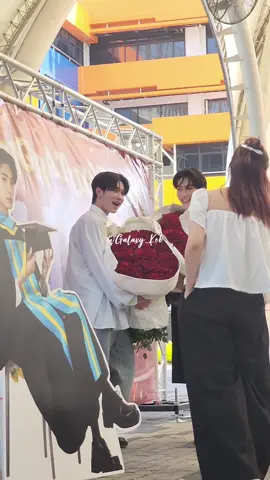 ใครจะน่ารักกับเจ้อได้เท่าอ้วง เหมาดอกไม้มาทั้งปากคลองแล้ว แถมแหวนคู่อีก 🌹🫶 (1/2) #mynameis_yim #TutorKrp #MyAlienz #MyPlaneTT #CongraTUTORKRP #TuTorGraduationDay @krptt @Prarinyakorn 