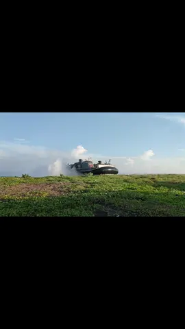 Landing Craft Air Cushion adalah kelas pesawat pendarat berbantalan udara yang digunakan oleh Angkatan Laut Amerika Serikat dan Pasukan Bela Diri Maritim Jepang. Mereka mengangkut sistem senjata, peralatan, kargo dan personel dari kapal ke pantai dan melintasi pantai. Cocok ga nih dipake Angkatan Luat kita? #alutsista #lcac #amfibi #usnavy 