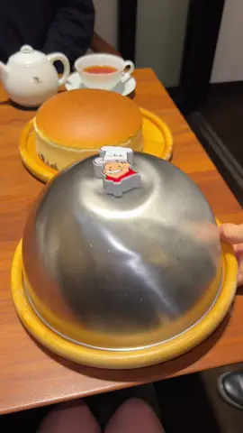 大阪旅行で外せない大人気チーズケーキ！レーズンが入ってて食べ飽きない美味しさ！ 📍大阪・難波「りくろーおじさんの店」 （営業時間） ・陸カフェ/11:30〜17:30 ・本店/9:00〜20:00 （定休日） ・不定休 #大阪グルメ #tiktokfood #japanesefood 