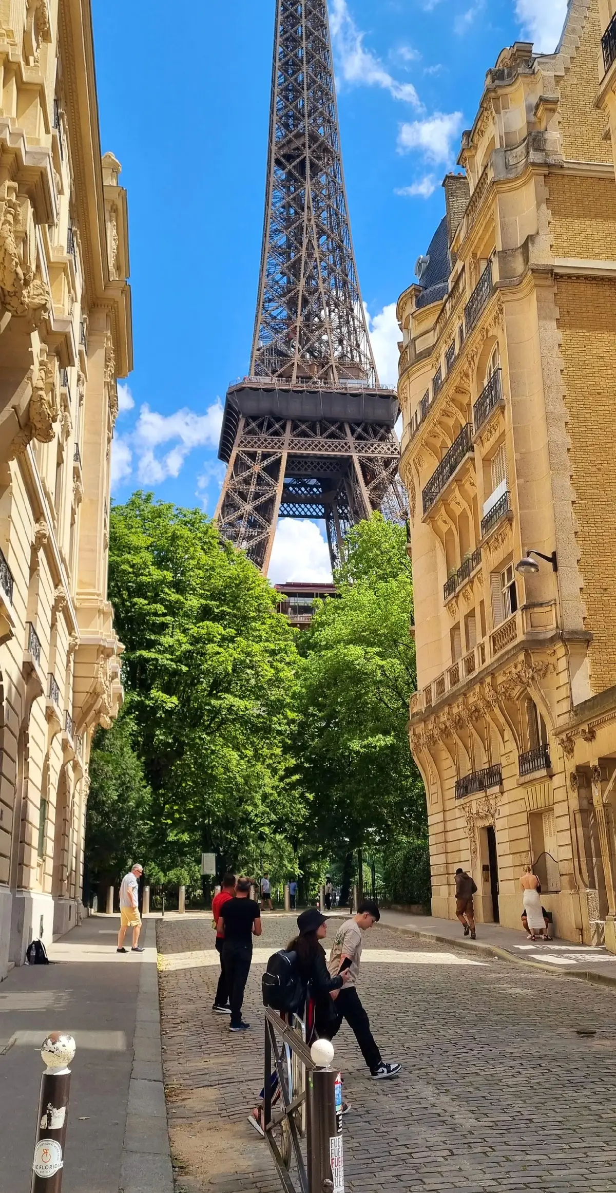 ليس سهلا ان تتعلق في شيء جميل🚶‍♂️‍➡️💔 #paris #explorepage #foryou #fyp #اكسبلور #مالي_خلق_احط_هاشتاقات #fypシ #fyp #photography #صور #باريس #فرنسا #france 