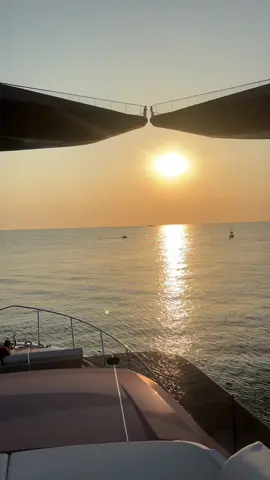 Hoàng hôn PQ trở nên khác biệt hơn rất nhiều với trải nghiệm trên du thuyền Sunset Yacht 🛥️ #viral #beachvibes #sunset #sunsetlover #hoanghon #xuhuong #duthuyen #sunsetyacht #phuquoc #sunsettown #luxury #travel 