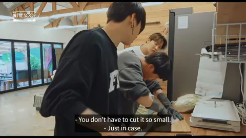 Petit amour qui fait entièrement confiance à son Jin quand il lui donne à manger! Dans 