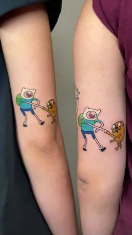 finn & jake bestie tats!!🌟| (• ◡•)| (❍ᴥ❍ʋ)💙 #losangelestattoo #adventuretime #finnandjake #cartoonnetwork #animationtattoo #cartoontattoo #matchingtattoos #bestietattoos #colortattoo