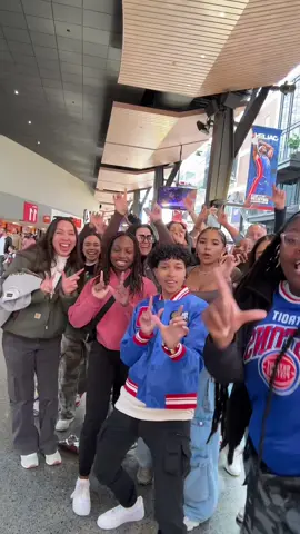 Ayyye they were so lit 🔥🥳 @Detroit Pistons we hereeee 🏀❤️ #auntienae 