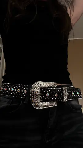 so blingy for $12 ✨ #chunkybelt #rhinestones #blingy #bbbelt #westernfashion 