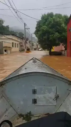 Em barco, um morador passou pelas ruas de Mimoso do Sul e mostrou os estrago causado pelas fortes chuvas que atingiram o município. 