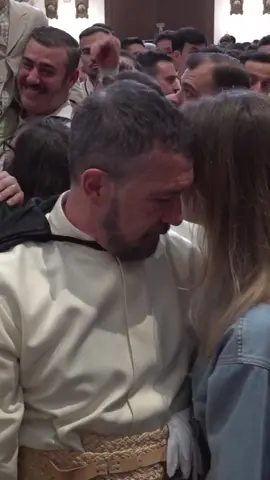 #AntonioBanderas consuela a dis jóvenes de su hermandad al cancelarse su procesión 🌧️ ‘La Semana Santa es una metáfora de la vida, a veces tocan las lágrimas y a veces los favores. Y este año nos han tocado las lágrimas ‘, dice el actor.  #semanasanta #semanasanta2024 #nicolekimpel 