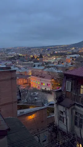 ქალაქის ყველაზე ფერად შენობაში ვართ❤️‍🔥 ესტუმრე თანამედროვე სამუზეუმო სივრცეს და ნახე #ილუზიებისმუზეუმი და #ჰოლოზეუმი ✨ #betlemi10 #tbilisi #museumofillusions #holoseum 