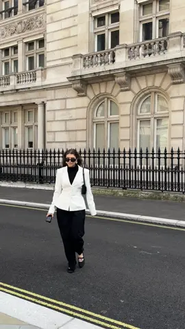 🤍  #london #citygirls #pinterestaesthetic #springoutfits #ootdinspo #aestheticvideos 