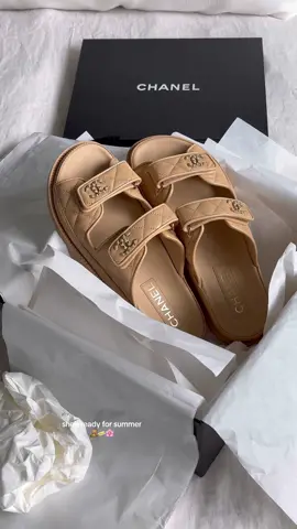 bc who doesnt love an unboxing 😌🪄 #chanelshoes #springfashion #haul #unboxing #fitcheck #OOTD #summervibes #transitionaloutfits #chaneldadsandals 