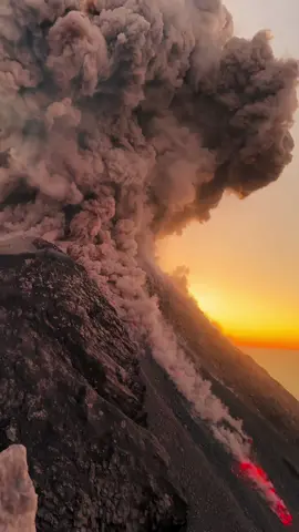 La vista más épica del Volcán Santiaguito 🌋, un amanecer desde la cumbre del prohibido 🚫 de Guate ✨y se te reinicia la vida ❤️‍🩹 📍 Volcán Santiaguito 🌋, Guatemala 🇬🇹  A pesar de lo demandante y difícil que puede subir una montaña, sigue siendo el lugar al que siempre quiero regresar ✨. . . . . . . . #montañismoguatemala #explorandoguatemala  #guatemalafans  #guateimpresionante  #travel_guatemala  #quepeladoguate  #soy_502  #volcano #eruption #nature #adventure #naturephotography  #leo.raymundo #amanecer #series 