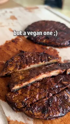 MUSHROOM STEAK 👨‍🍳 Werbung/Ad Mushrooms are full of umami, so perfect to be prepared like a steak.😜 I get many staples like soy sauce or maple syrup from @KoRo where you can use „fitgreenmind“ for 5% off. 🥳 RECIPE (2 servings, 15min prep time): -2 big mushrooms Clean them. -3 Tbsp tomato paste -2 Tbsp soy sauce  -1 Tbsp maple syrup  -1 Tsp smoked paprika  -1 Tsp dried herbs Combine and coat the mushrooms with it. Heat up some oil in a pan on high heat and place in there the mushrooms. Press them down with something heavy to release the water. Flip every now and then until they’re nicely charred. - PILZSTEAK 👨‍🍳 Werbung/Ad Pilze stecken voller Umami und lassen sich daher perfekt wie ein Steak zubereiten.😜 Viele Staples wie Sojasauce oder Ahornsirup bekomme ich von @koro, wo man „fitgreenmind“ mit 5 % Rabatt nutzen kann.    REZEPT (2 Portionen, 15 Minuten Zubereitungszeit): -2 große Pilze Säubern. -3 EL Tomatenmark -2 EL Sojasauce -1 EL Ahornsirup -1 TL geräuchertes Paprikapulver -1 TL getrocknete Kräuter Alles vermengen und die Pilze damit bestreichen. Etwas Öl in einer Pfanne auf hoher Stufe erhitzen und die Pilze hineinlegen. Mit etwas Schwerem platt drücken, um das Wasser freizusetzen. Ab und zu wenden, bis sie schön braun sind. #easyveganrecipes #easycooking #EasyRecipes #veganfood #veganrecipes 