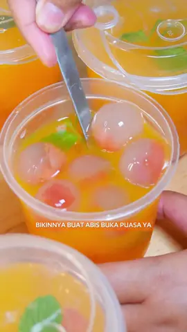#BulanPenuhCobain Habis liat resep minuman Chef Firhan jadi pengen bikin juga minuman yang seru-seru! Nah aku coba bikin Jelly Ball Orange Soda ini cocok banget buat abis bukber, bikinnya gampang & nagih! Full resep Jelly Ball Orange Soda disini ya #BulanPenuhCobain: BAHAN: FANTA rasa Orange Semangka 50gr Kiwi 50gr Strawberry 50gr Es batu BAHAN JELLY: Jelly kemasan 1bungkus Gula 100gr Air 1liter CARA PEMBUATAN: - Potong dadu semangka, kiwi & strawberry & letakkan di cetakan jelly - Buat jelly dengan merebus jelly kemasan, gula & air sampai mendidih - Tuang ke dalam cetakan jelly & tunggu dingin - Tambahkan jelly ball ke gelas bersama es batu - Tambahkan FANTA Orange & siap di nikmati  #jellyball #orangesoda #longervideos #takjil #idetakjil #minumansoda #resepminuman #menuberbuka #menubuka #ad 